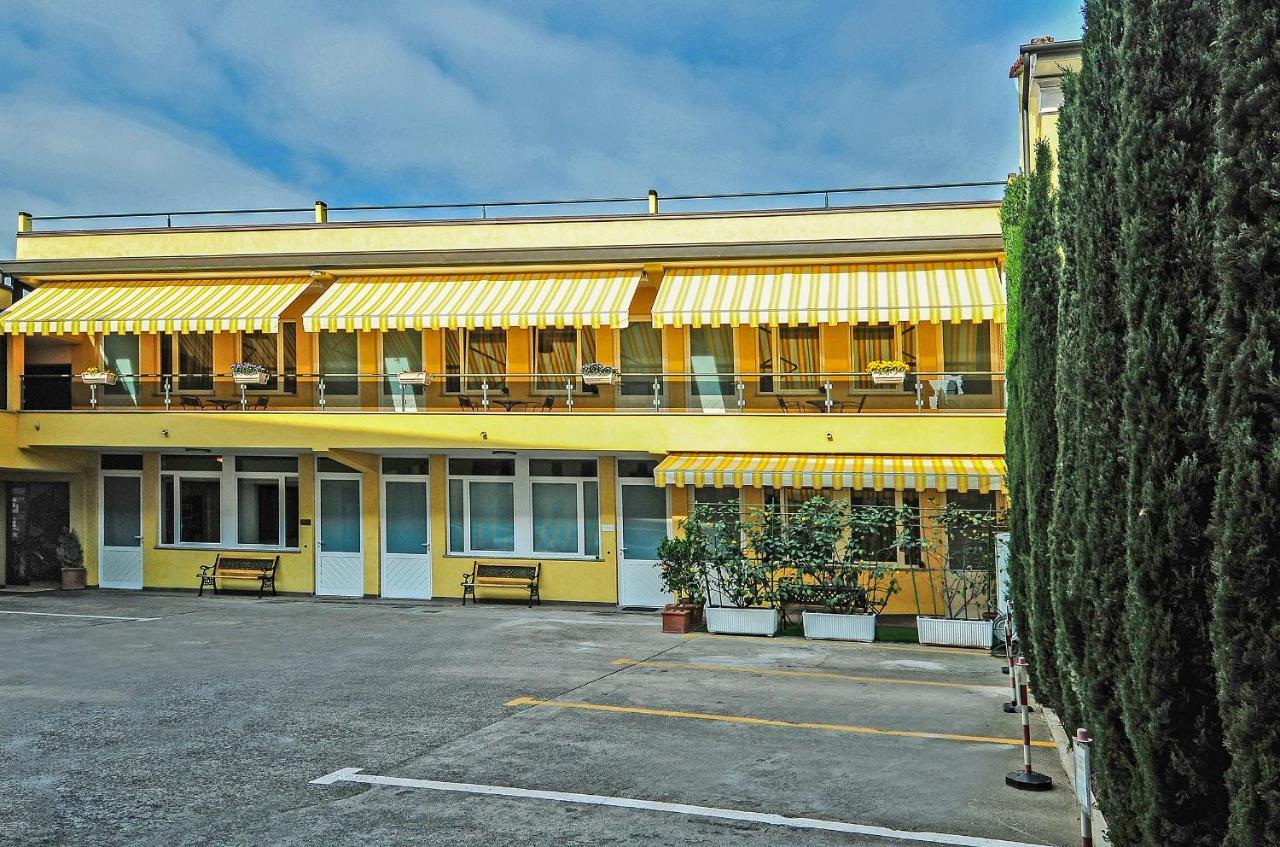 B&B Ai Cipressi Лука Екстериор снимка